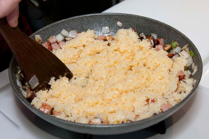 【理想のチャーハンの作り方】べチャッとしない！パラパラ食感の秘訣は「中火でじっくり」