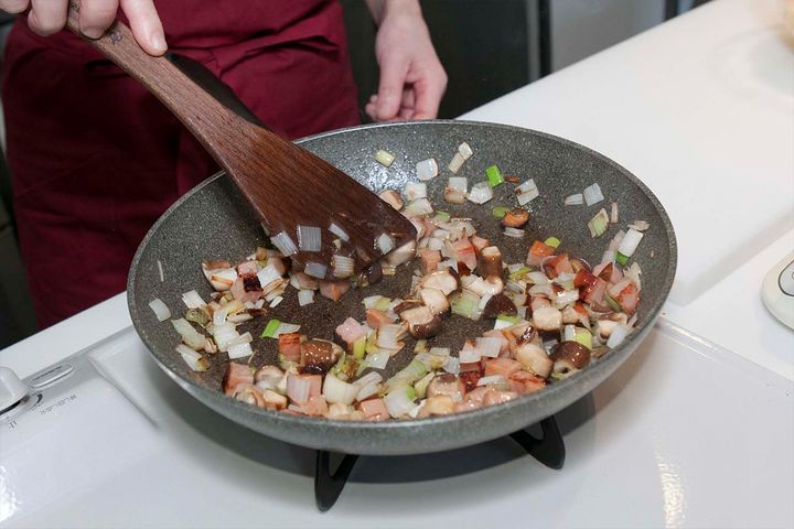 【理想のチャーハンの作り方】べチャッとしない！パラパラ食感の秘訣は「中火でじっくり」