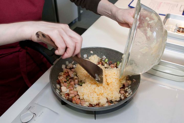 【理想のチャーハンの作り方】べチャッとしない！パラパラ食感の秘訣は「中火でじっくり」