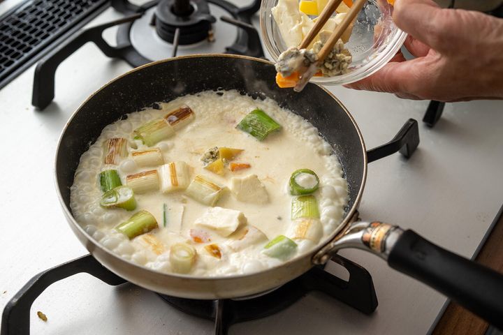 生クリームとチーズを加える