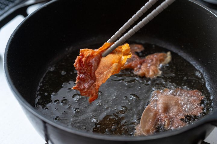 カリカリの生ハムをのせる