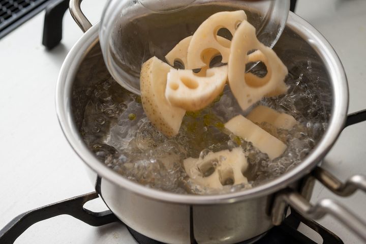 れんこんをゆでる