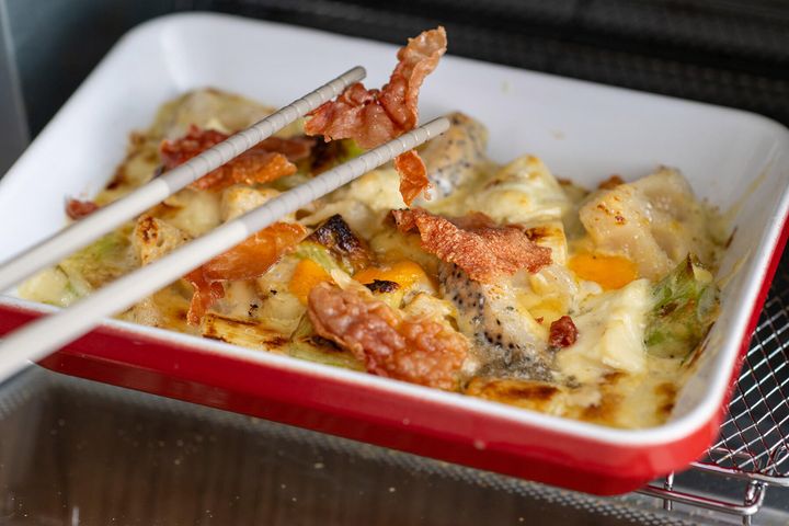 カリカリの生ハムをのせる