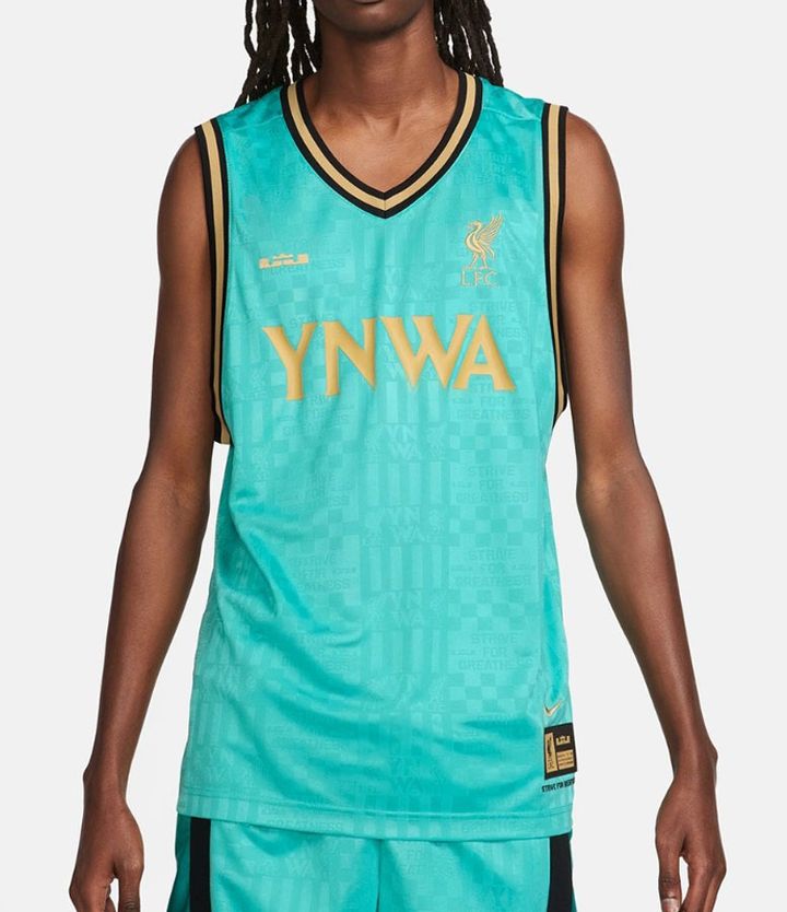 サッカーとバスケの融合！リヴァプールと“株主”レブロン・ジェームズがコラボした「LFC×LeBron」が登場