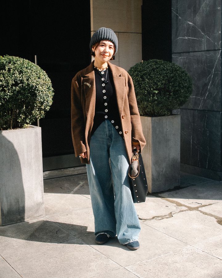 旬のシルエット“ワイドデニム”のお手本コーデ5選。オールシーズン使えるデニムで冬→春にスイッチ【TOKYO SNAP】