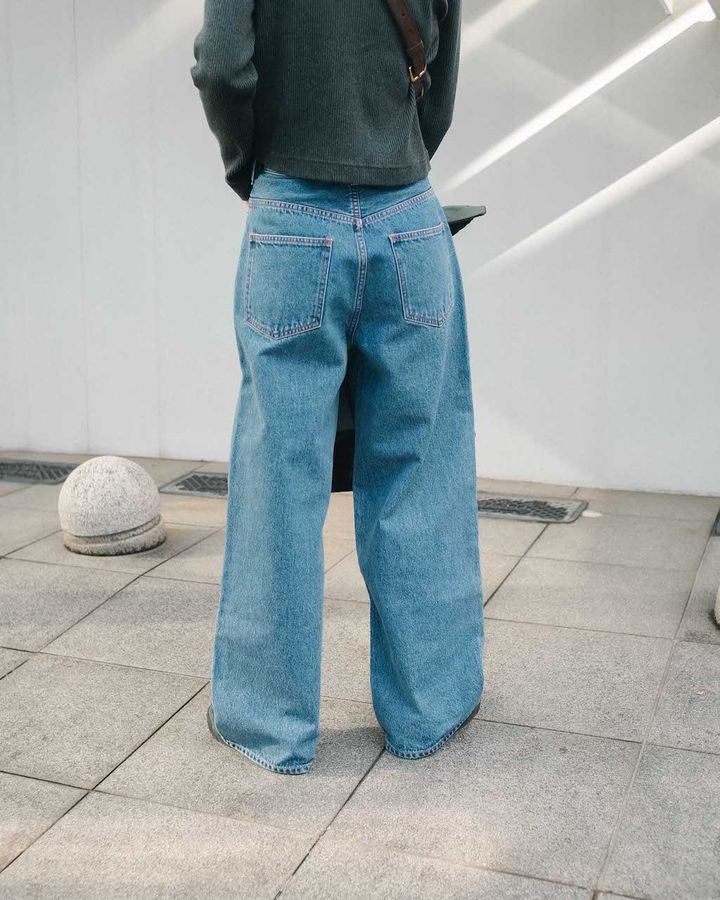旬のシルエット“ワイドデニム”のお手本コーデ5選。オールシーズン使えるデニムで冬→春にスイッチ【TOKYO SNAP】