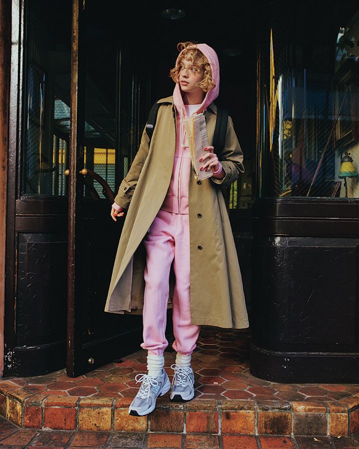 トレンチコートにカジュアルなピンクスウェットが超おしゃれ【本日のFUDGE GIRL-3月9日】