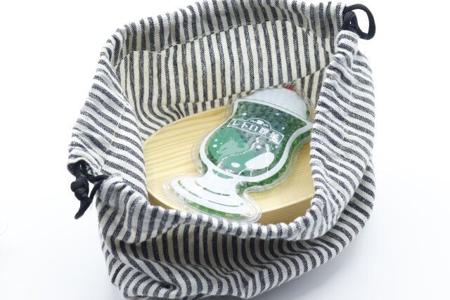 セリアのつぶつぶ保冷剤のレトロドリンクをお弁当箱に乗せる