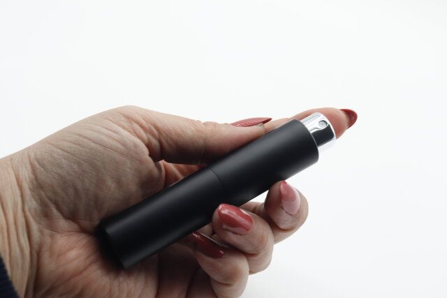 スリーコインズのGN アトマイザーをプッシュする様子