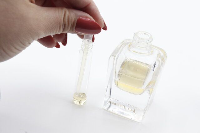 スリーコインズのGN アトマイザーに香水を移し替える様子