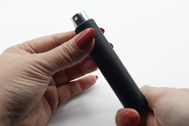 スリーコインズのGN アトマイザーのノズルを出す様子