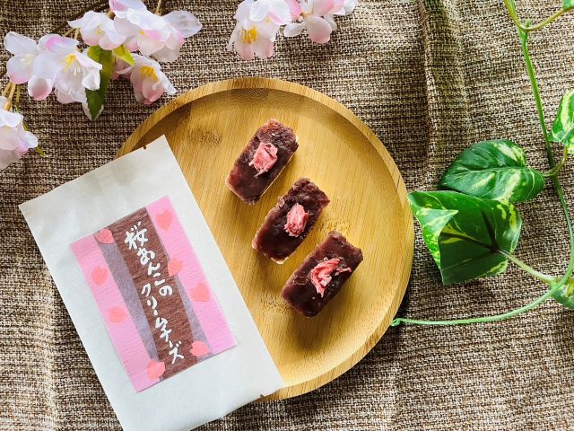 「桜あんこのクリームチーズ」包装と中身