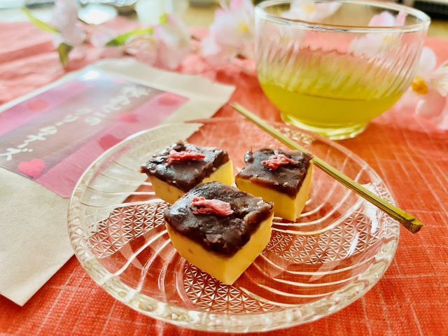 「桜あんこのクリームチーズ」とお茶
