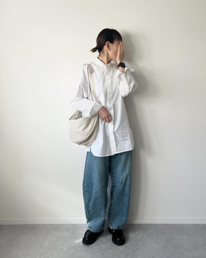 ロングシャツ×GUのブルーの「バレルレッグジーンズ」