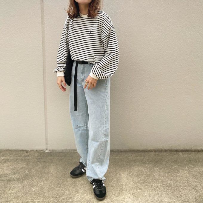 だぼそでカラーロンT×GUのブルーの「バレルレッグジーンズ」