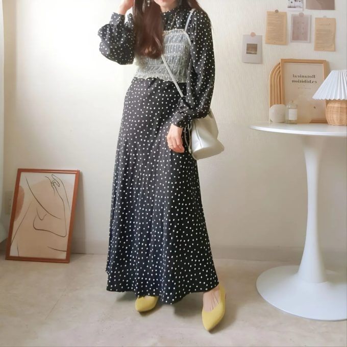 ドット柄ロングワンピース×GUのイエローの「ウォッシャブルニットフラットシューズ」