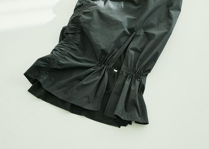 画像: シルエット調整ができるドローコード付き 出典：www.beams.co.jp