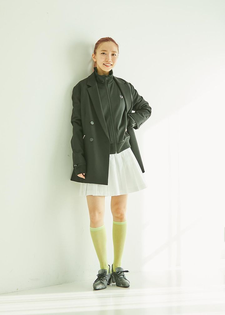 画像: ジャケット¥20,900、ソックス¥1,848、ミュール¥14,300／すべてレイ ビームス、トラックジャケット¥18,700、スカート¥19,800／ともにフレッドペリー×レイ ビームス（すべてレイ ビームス 新宿） 出典：www.beams.co.jp