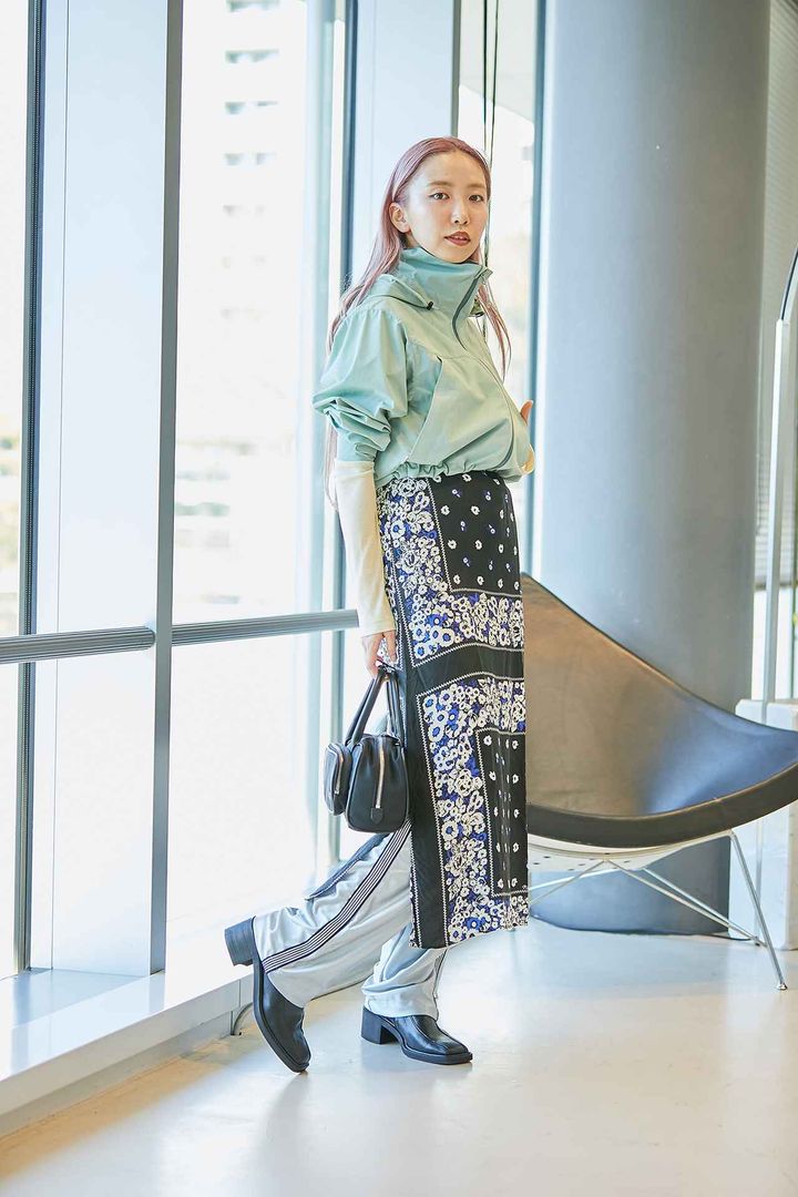 画像: ジャケット¥27,060／マーモット×レイ ビームス、ドレス￥42,900、パンツ¥30,800／ともにNOMA t.d.、シースルーカットソー￥7,700、ブーツ¥25,300／ともにレイ ビームス、バッグ¥14,080／ビュレ×レイ ビームス（すべてレイ ビームス 新宿） 出典：www.beams.co.jp