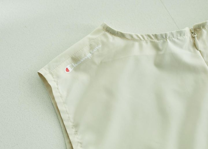 画像: ショルダー部分にさりげなく配置されたロゴがおしゃれ 出典：www.beams.co.jp