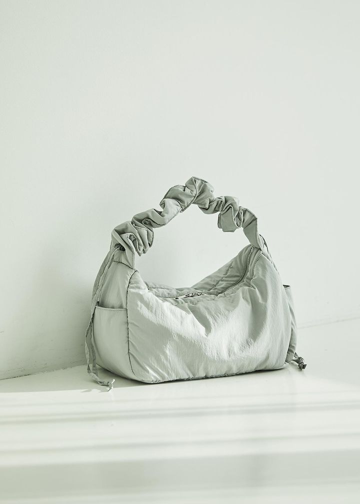 画像: バッグ¥8,250［幅39（最大）×高さ22×底マチ19cm］／レイ ビームス（レイ ビームス 新宿） 出典：www.beams.co.jp