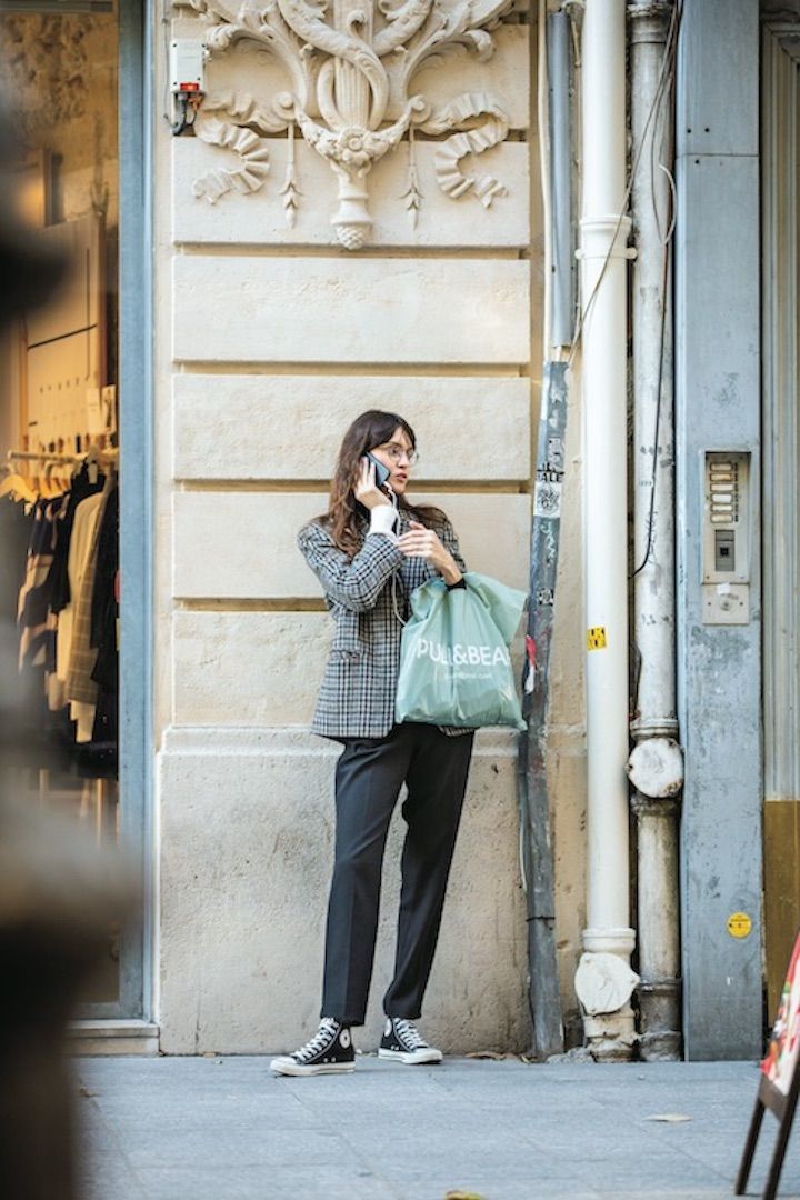 コンバースの黒を上品なジャケットに合わせたメリハリのあるコーデ