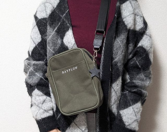 カーキ肩にかけたところ