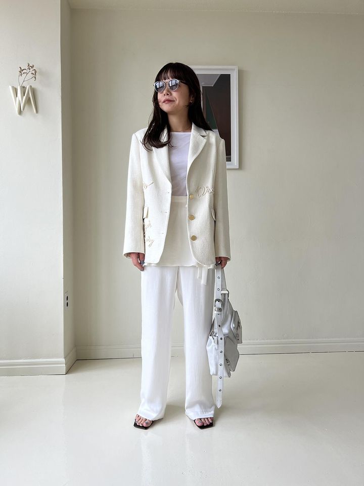 画像: ジャケット¥24,200、トップス¥6,050、スカート¥12,100、パンツ￥13,200、サンダル¥14,300／すべてU by SPICK&SPAN、バッグ¥52,800／MARGE SHERWOOD（すべてU by SPICK&SPAN ルミネ池袋店） 出典：U by SPICK&SPAN公式Instagram