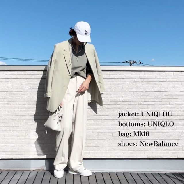 UNIQLO「スウェットクルーネックパンツコーデの女性」