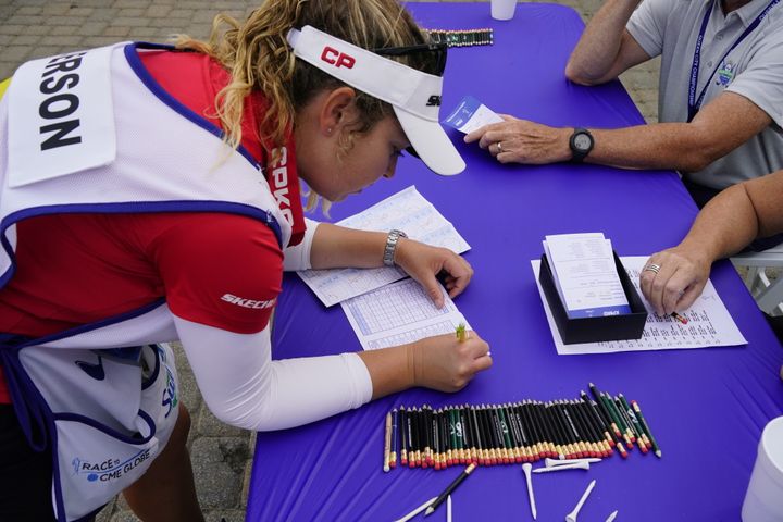 キャディが提出する“大変な作業”とは…？米女子ツアーのカメラマンが発見！