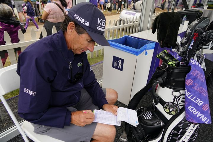 キャディが提出する“大変な作業”とは…？米女子ツアーのカメラマンが発見！