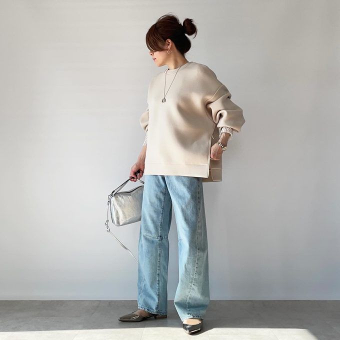 クルーネックプルオーバー×GUのブルーの「バレルレッグジーンズ」