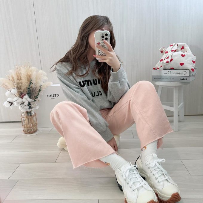 ロゴスウェット×UNIQLO：Cのピンクの「ワイドストレートジーンズ」