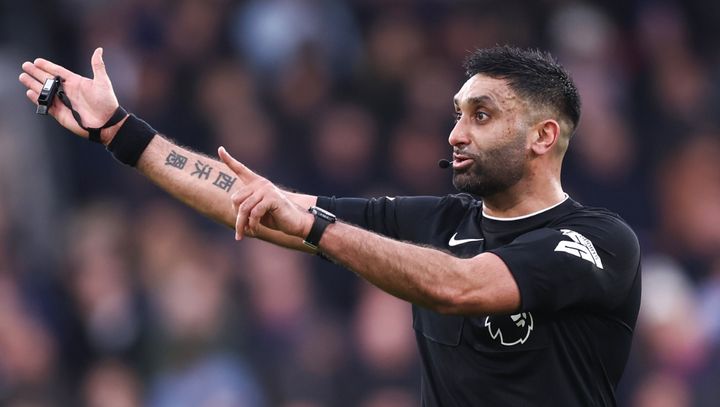 橋岡大樹出場試合でプレミアリーグ初の南アジア系主審誕生！「試合中にファンへサイン」を元名物審判マイク・ディーンが批判