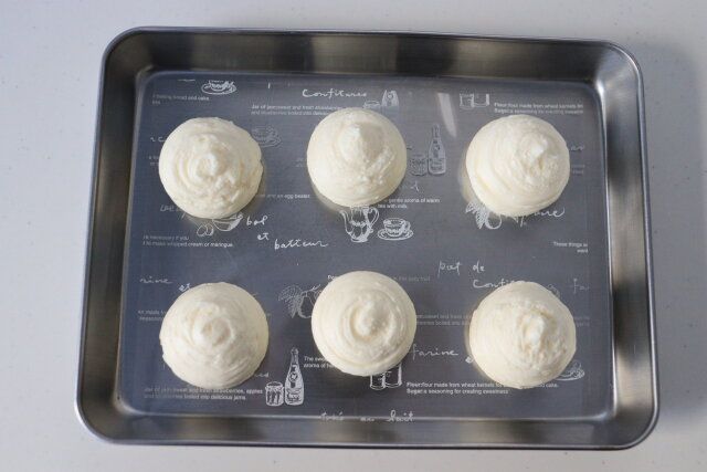 くるみとチーズのもちもち大福 レシピ チーズクリームを絞り出す