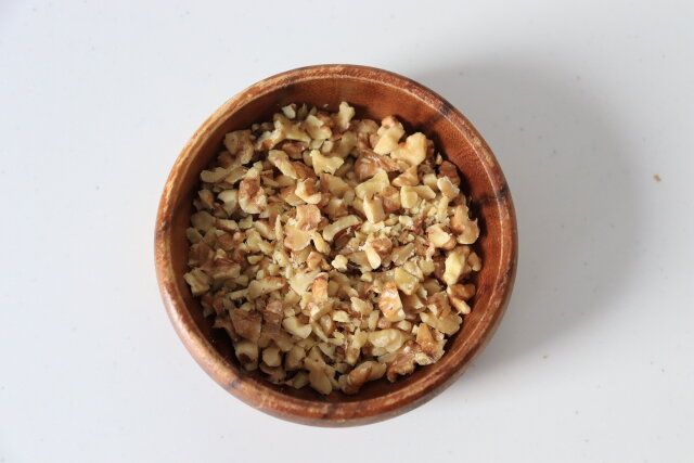 くるみとチーズのもちもち大福 レシピ くるみを刻む