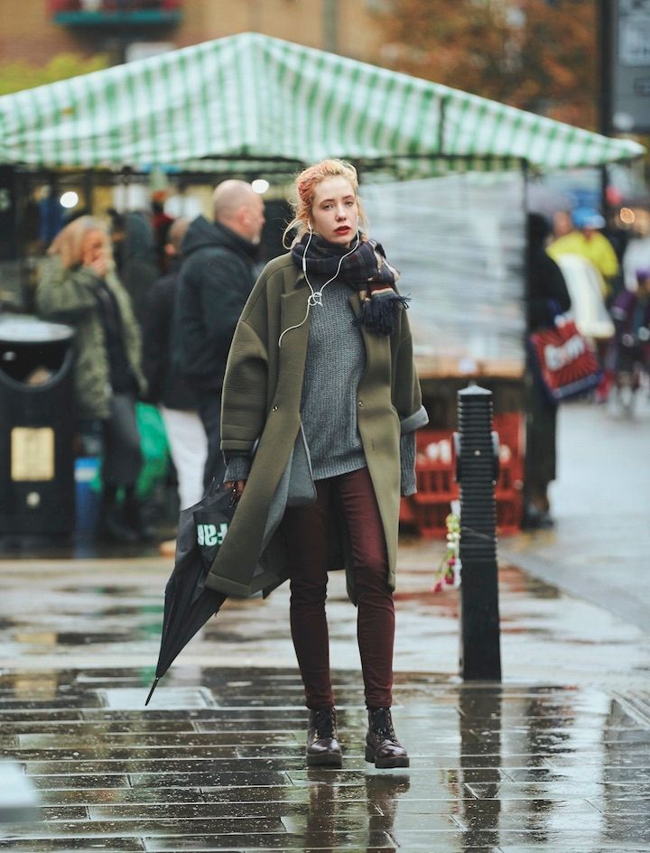 深い色味で揃えたコーデは明るい差し色を少しだけプラスしてみて