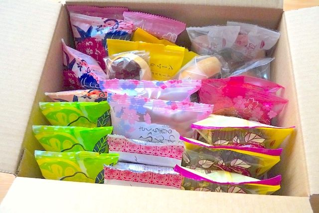 シャトレーゼ「春のハッピーボックス お菓子セット」12種箱の中