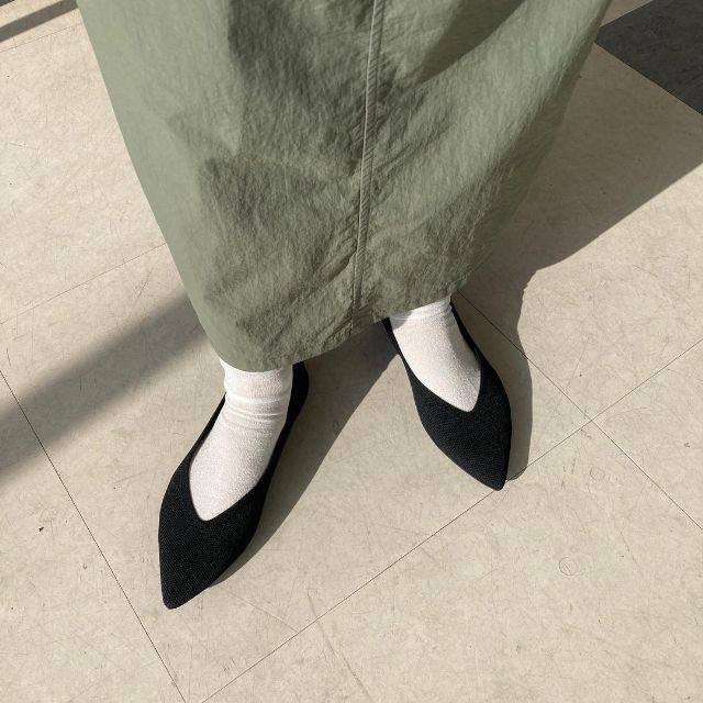 黒のGUのウォッシャブルニットフラットシューズと靴下合わせ