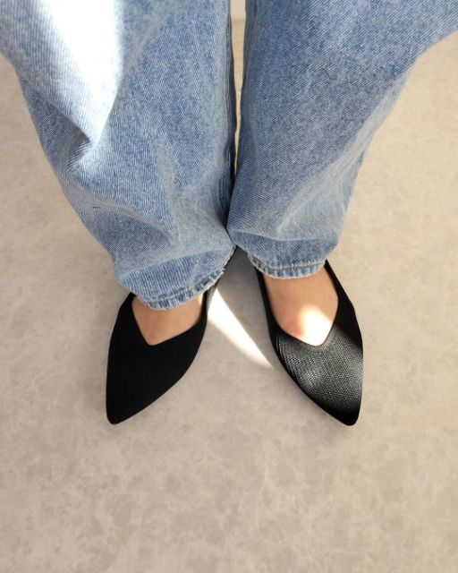 黒のGUのウォッシャブルニットフラットシューズのポインテッドトゥ部分