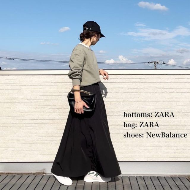 UNIQLO「スウェットクルーネックロングスカートコーデの女性」