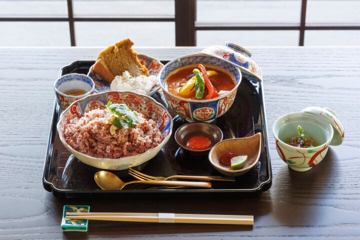 寺院の名残を感じる茶寮「世世」のアフタヌーンティーで、奈良散策のひと休みを