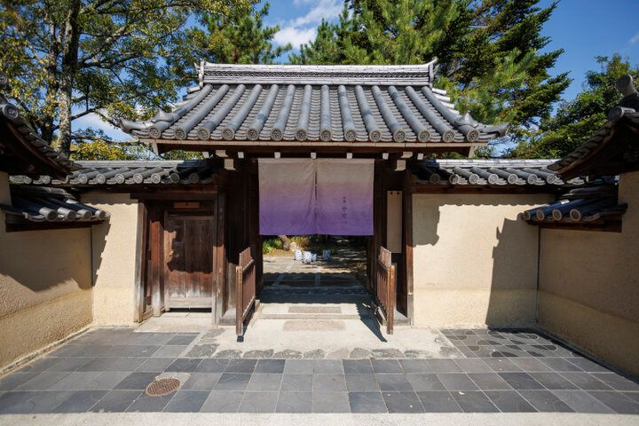 寺院の名残を感じる茶寮「世世」のアフタヌーンティーで、奈良散策のひと休みを