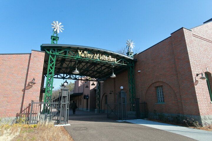 「ハウルの城」や「グーチョキパン屋」も。「ジブリパーク」の新エリア「魔女の谷」がオープン