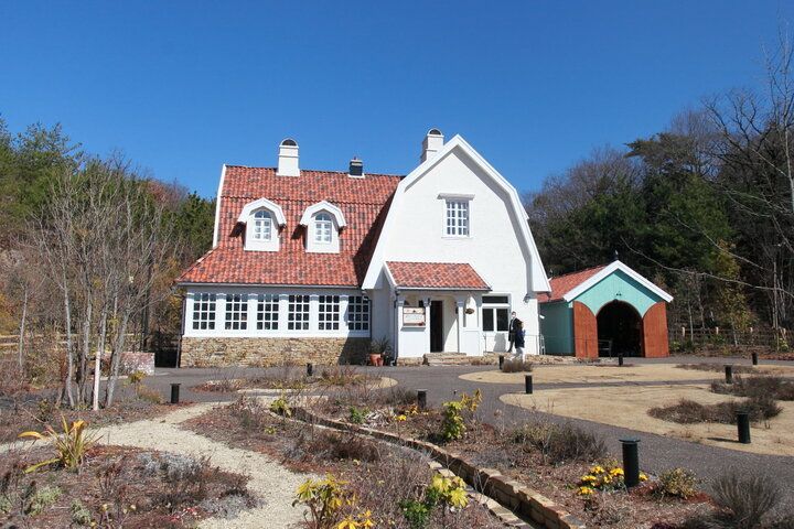 「ハウルの城」や「グーチョキパン屋」も。「ジブリパーク」の新エリア「魔女の谷」がオープン