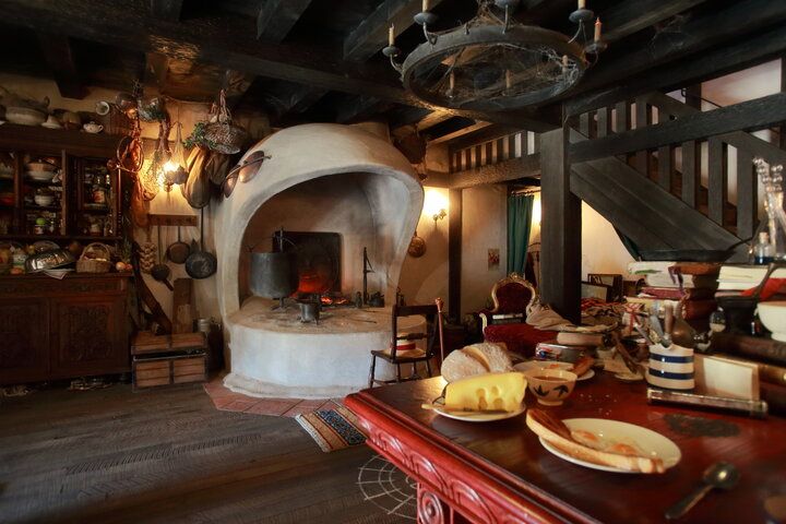 「ハウルの城」や「グーチョキパン屋」も。「ジブリパーク」の新エリア「魔女の谷」がオープン