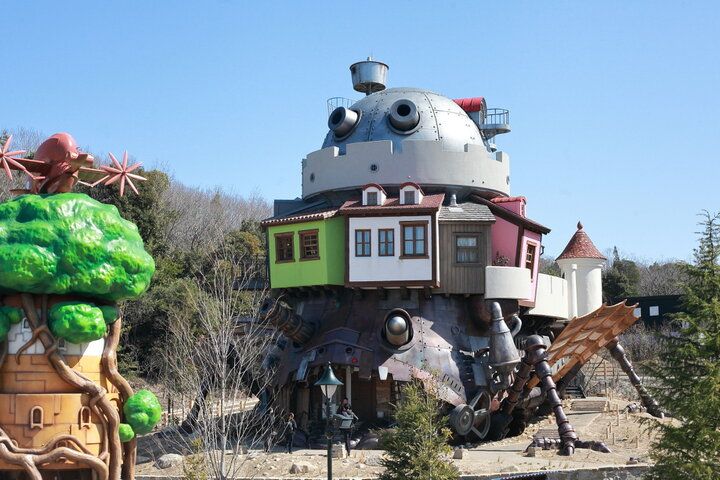 「ハウルの城」や「グーチョキパン屋」も。「ジブリパーク」の新エリア「魔女の谷」がオープン