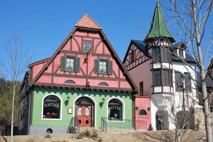 「ハウルの城」や「グーチョキパン屋」も。「ジブリパーク」の新エリア「魔女の谷」がオープン