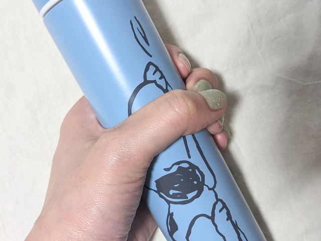 片手で握れるスリムなスヌーピーのボトル