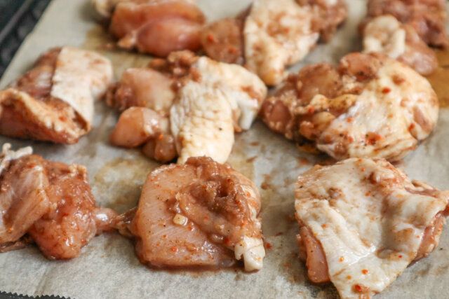 ジャークチキン レシピ 鶏肉を天板に並べる